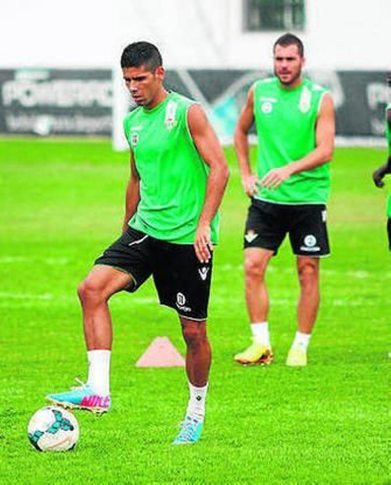 Juanfran controla el balón.