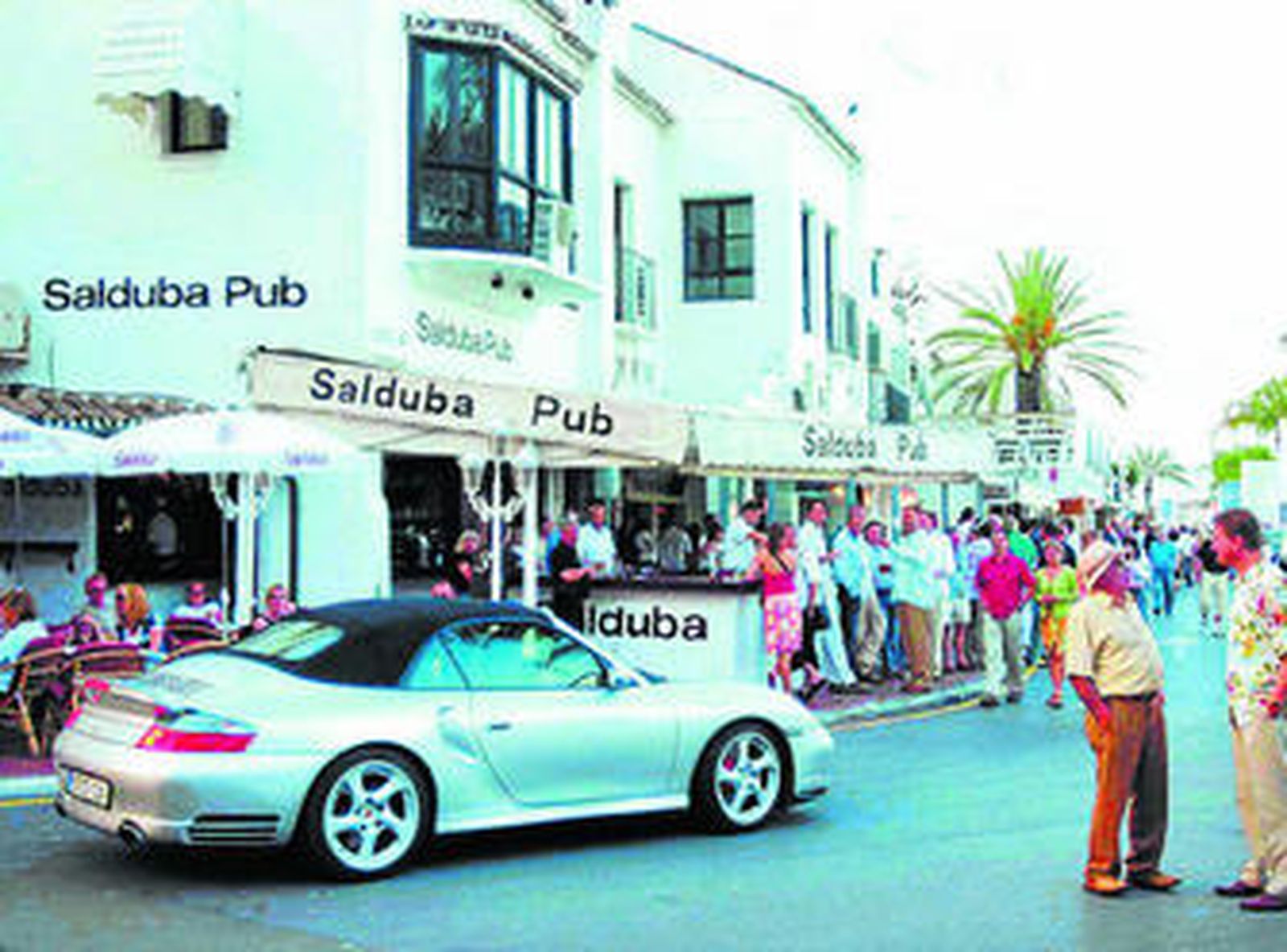 Locales comerciales llenos en Puerto Banús, Marbella.