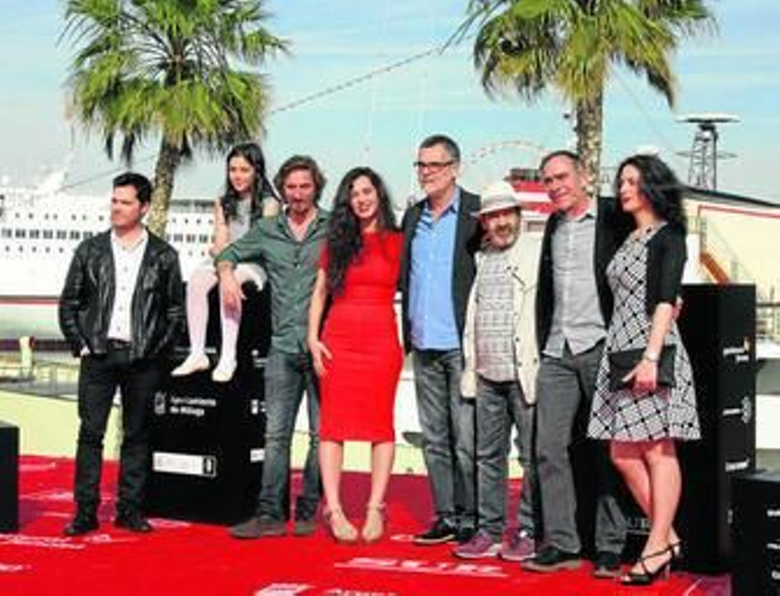 El equipo de 'Cerca de tu casa' con Silvia Pérez Cruz y Eduard Cortés, el director, en el centro.