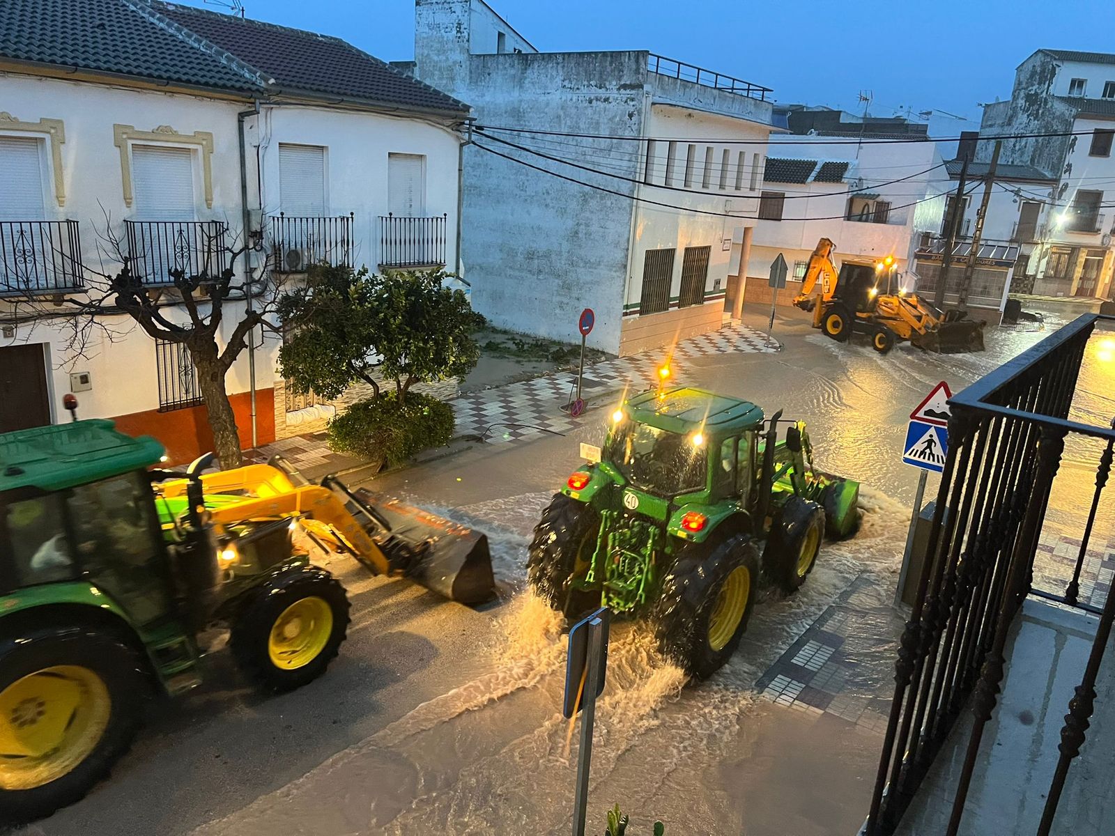 Vecinos voluntarios con sus tractores achican agua en Almargen.