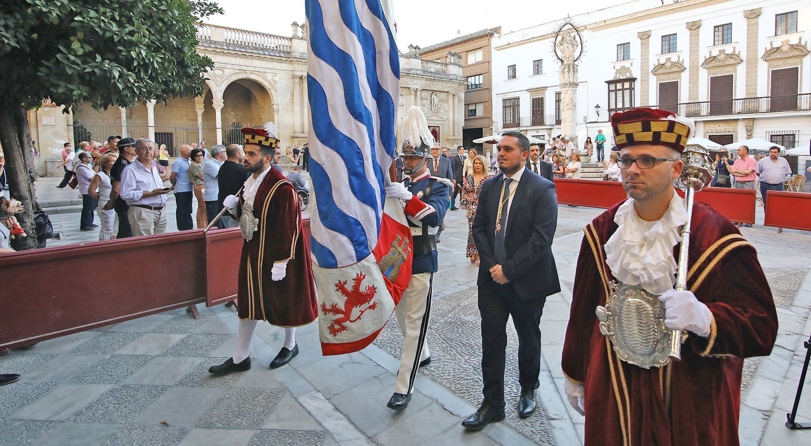 Imágenes del tradicional traslado del 'Pendón'
