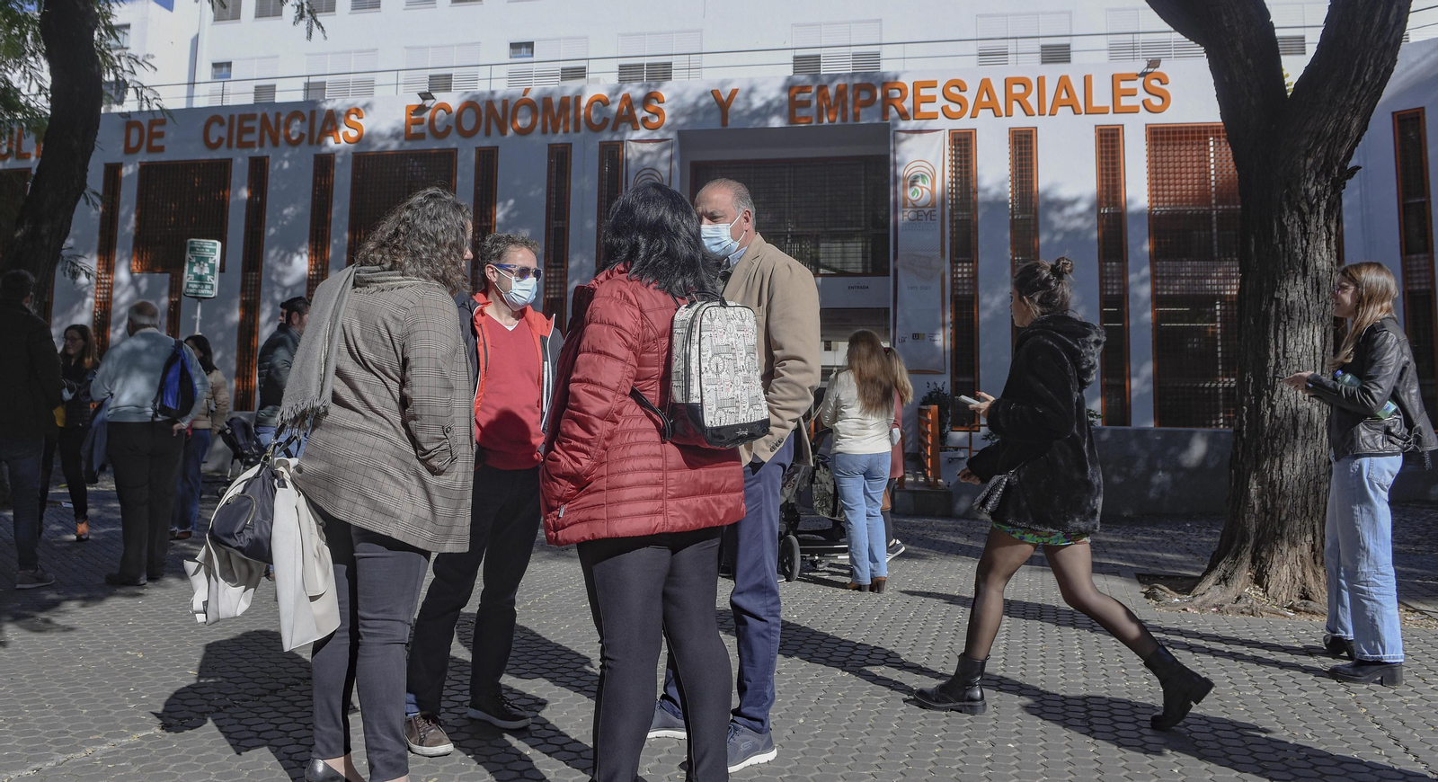 Ambiente a las puertas de la Facultad de Económicas, donde se han celebrado los exámenes en Sevilla.