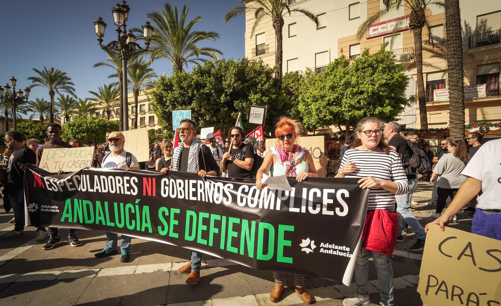 Imágenes de la numerosa participación en la manifestación 'Jerez por la Vivienda'