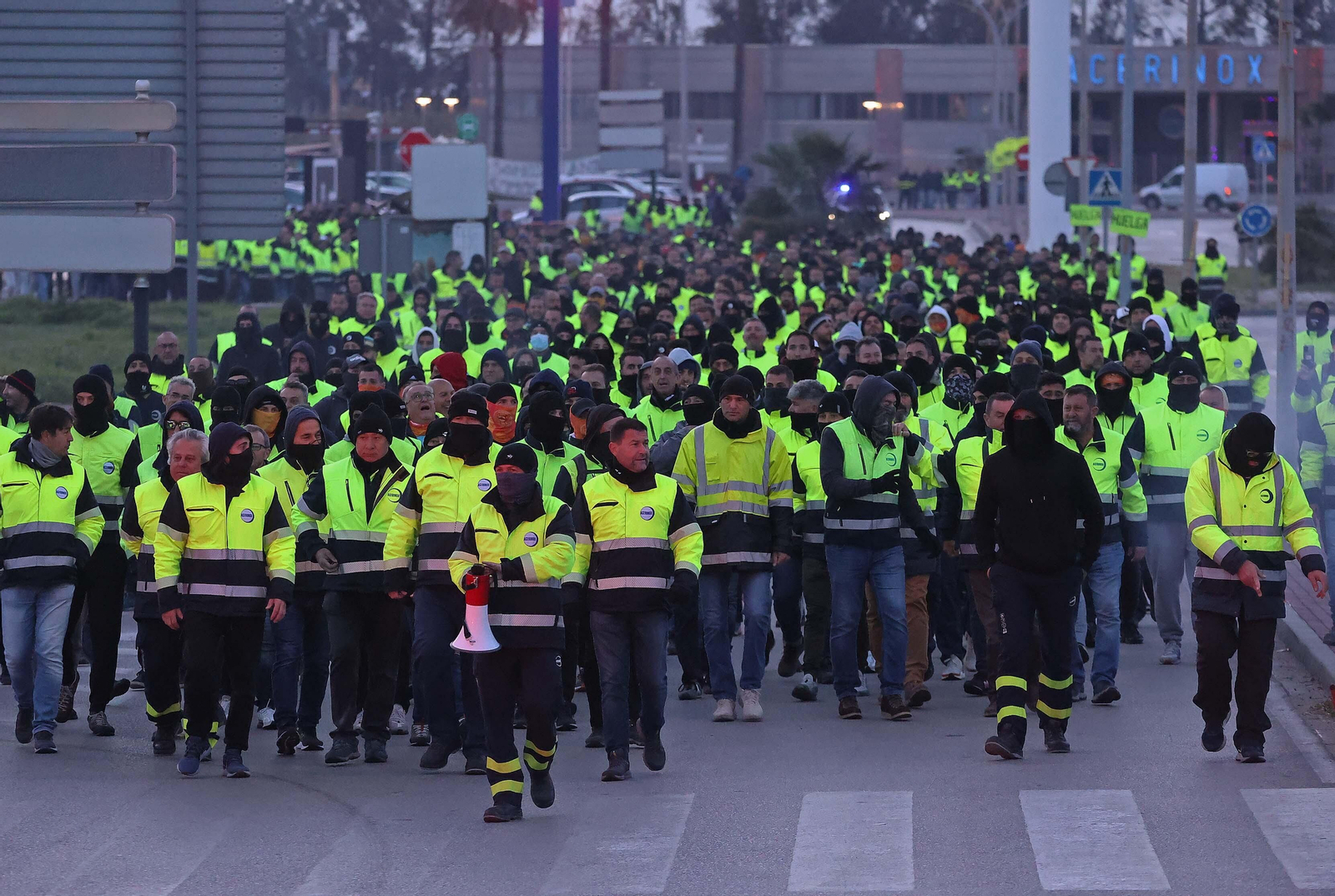 Imágenes del corte de la A7 por los huelguistas de Acerinox tras las negociaciones en el Consejo Andaluz de Relaciones Laborales