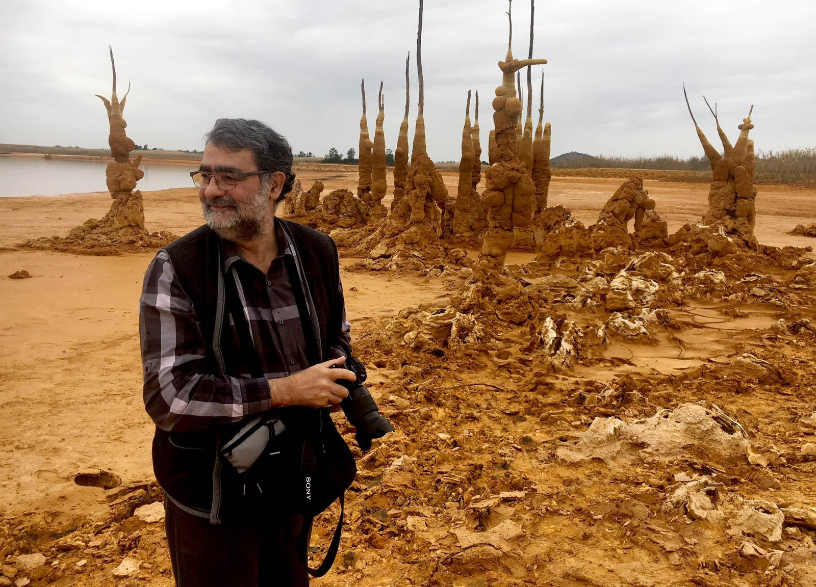 El fotógrafo, ensayista y docente Joan Fontcuberta fotografiando las curiosas geoformas