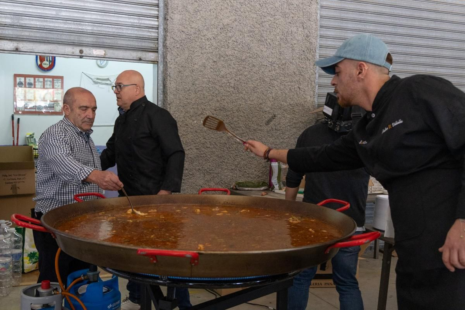 La afición del Real Jaén se vuelca con la paella solidaria por los afectados de la DANA, en imágenes