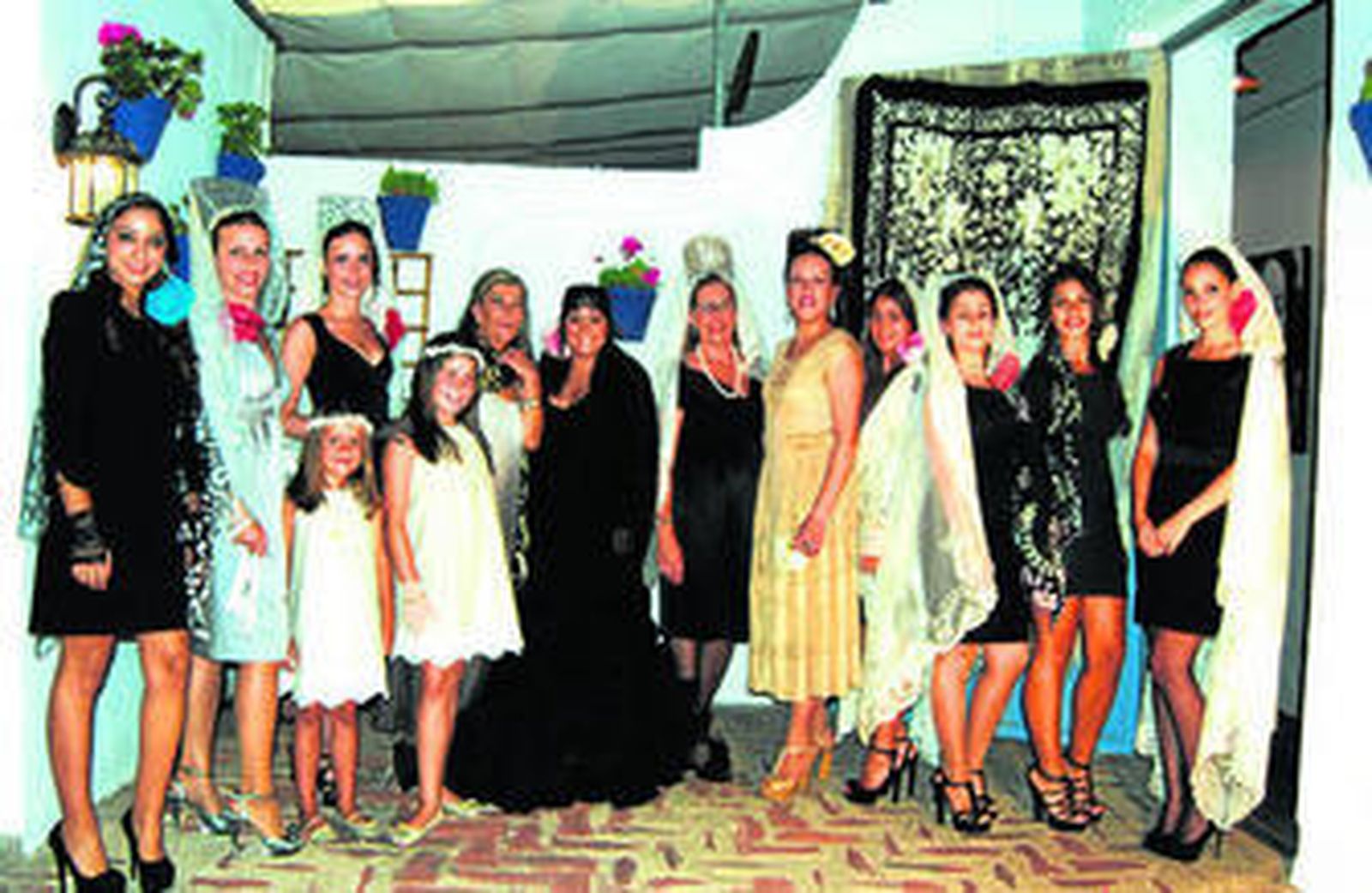 Modelos portanto la típica mantilla española en distintos momentos del desfile.