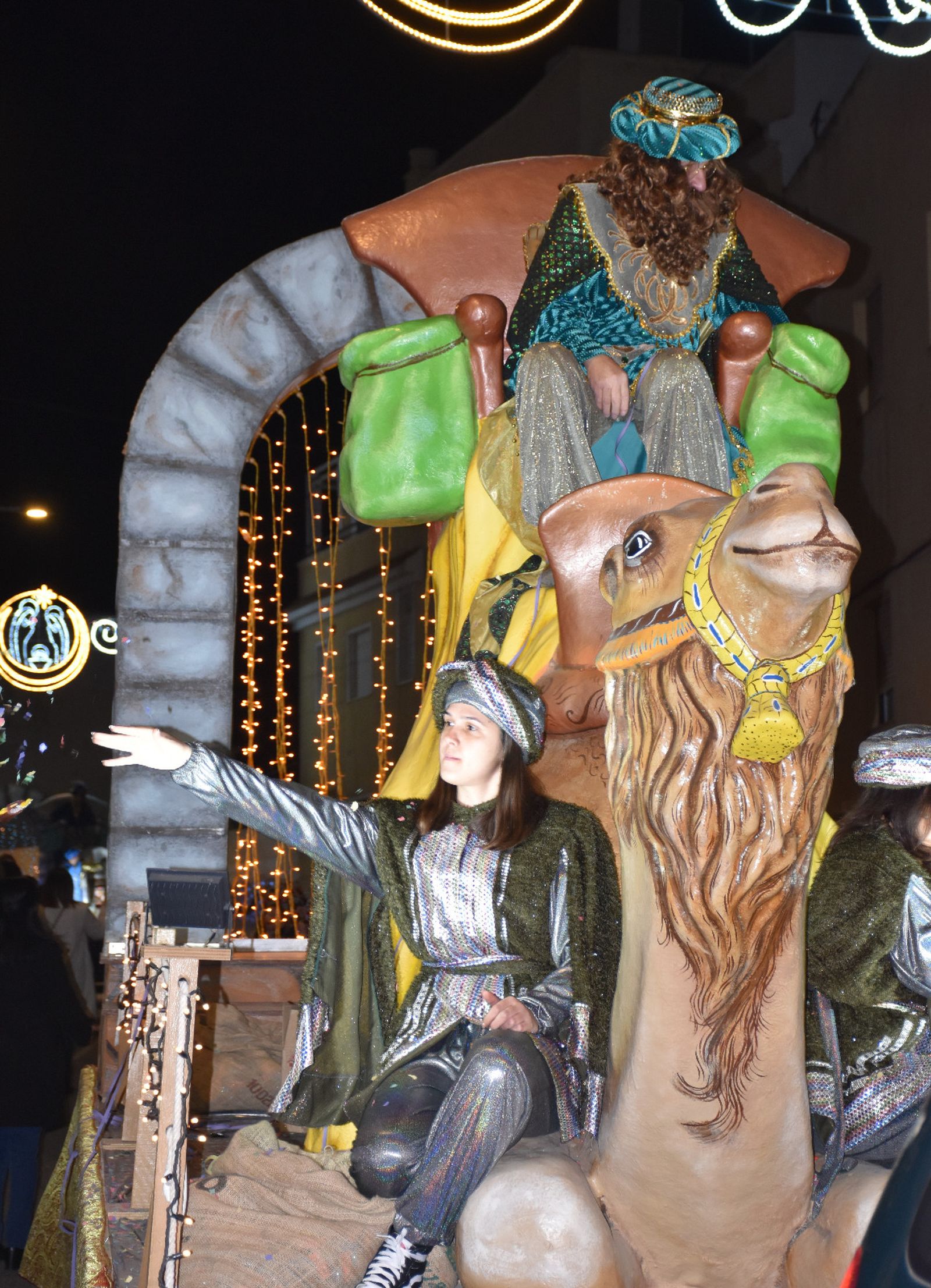 Macael desborda ilusión en la visita de los Reyes Magos: la cabalgata, en imágenes