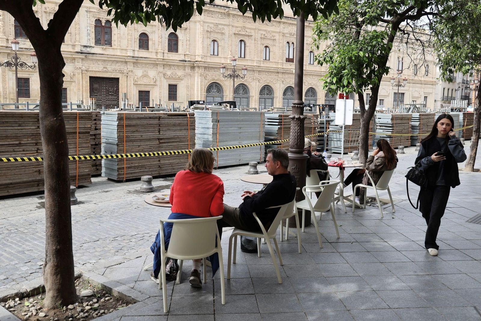 Varios clientes disfrutan de los veladores en la Plaza de San Francisco, situados junto a los hierros de los palcos.