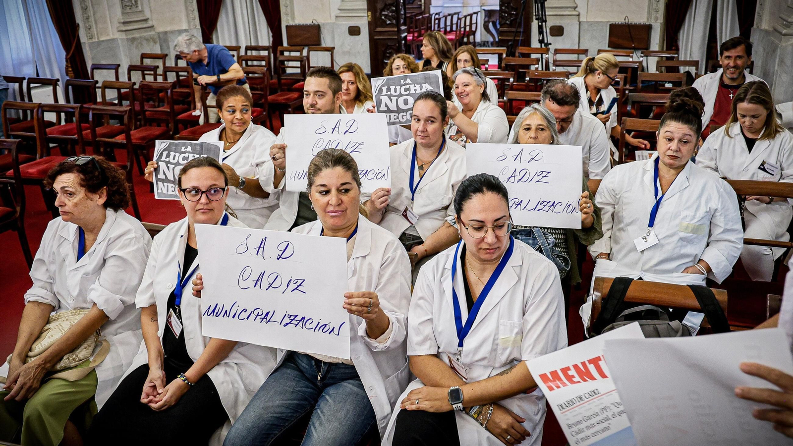 Las trabajadoras de Ayuda a Domicilio durante el pleno ordinario de septiembre.