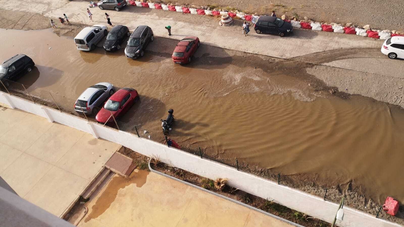 La avería en una tubería anega Sacaba de aguas fecales