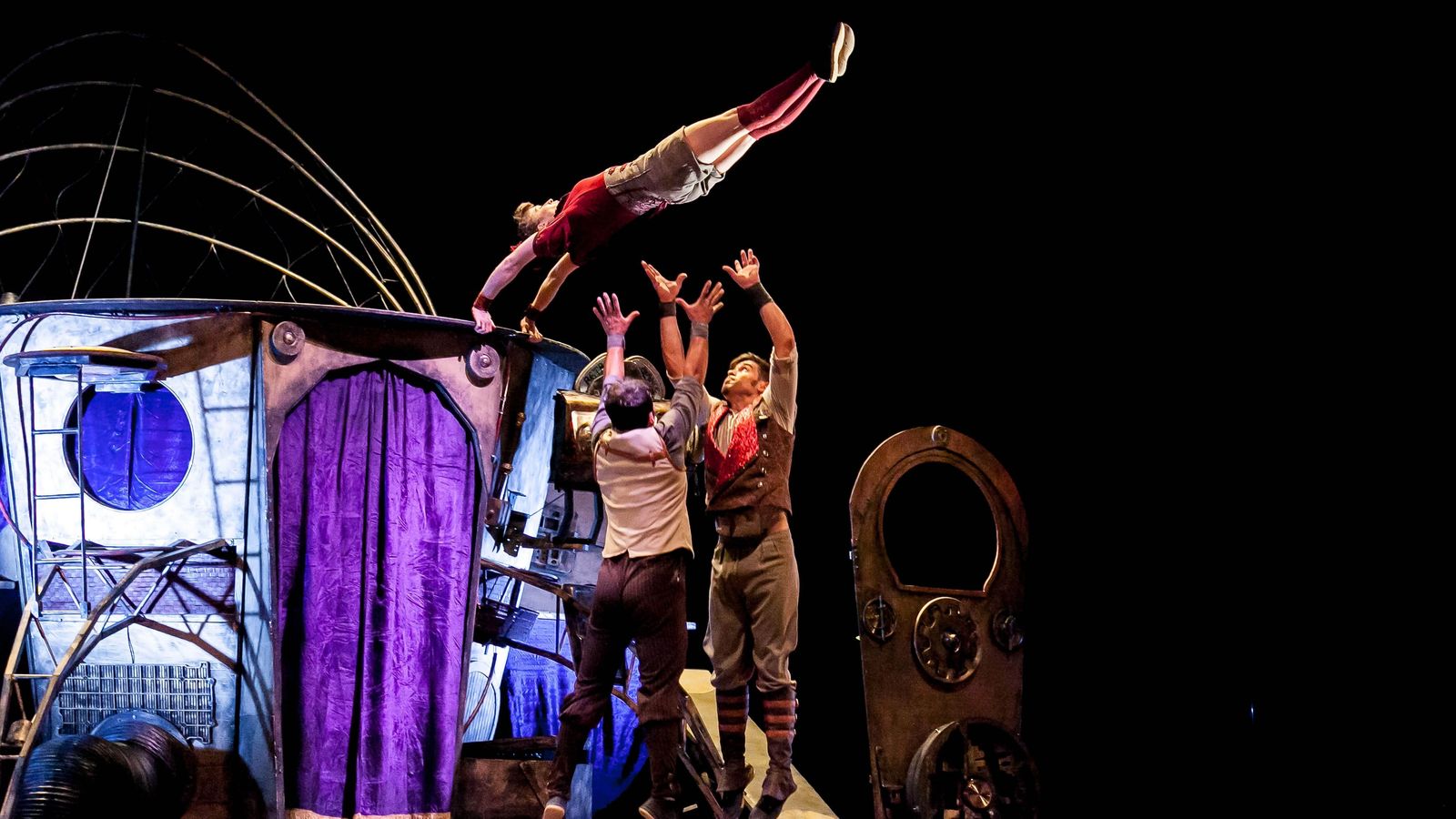 Tresperté en su premiada obra circense ‘Oopart. Historia de un contratiempo'