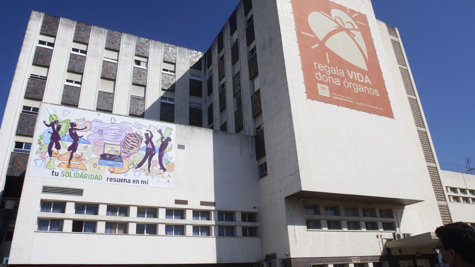 Fachada sobre la que cuelga el mural.