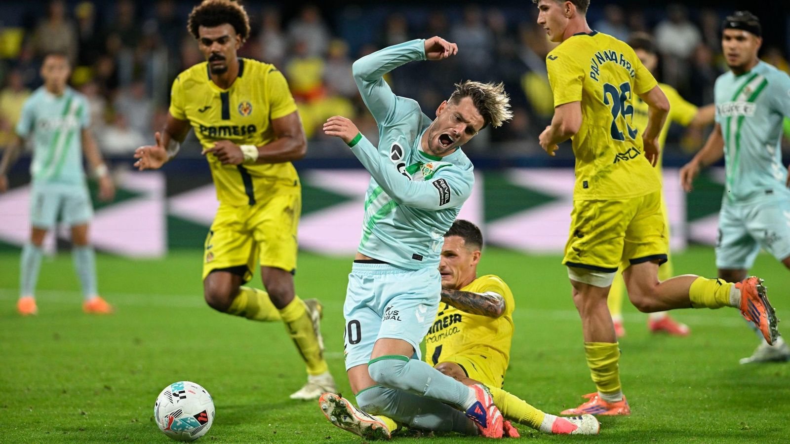 Lo Celso, en la acción en la que reclamó penalti.