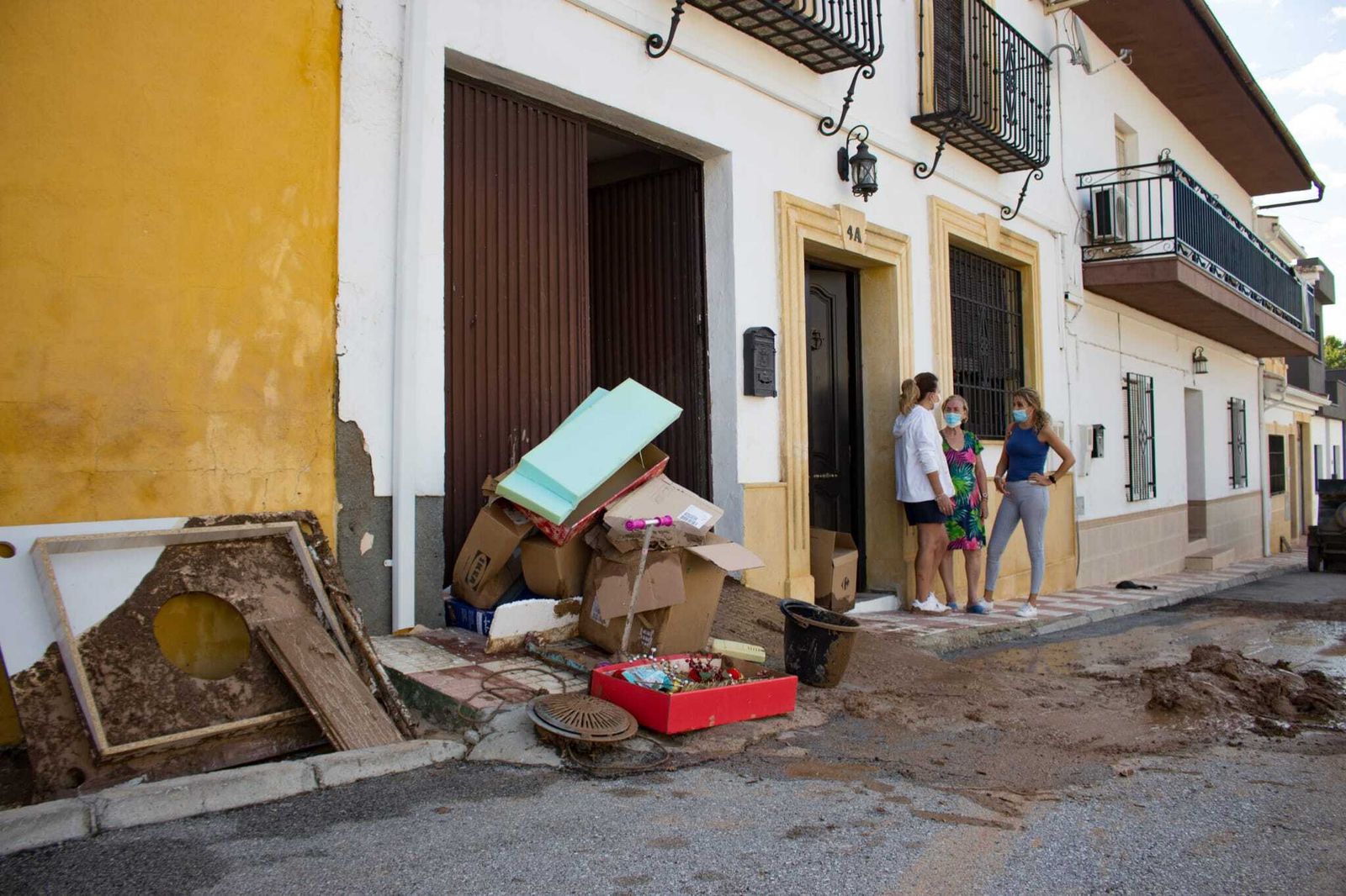 Fotos: la familia que tuvo que salir de su casa buceando por la tormenta en Granada