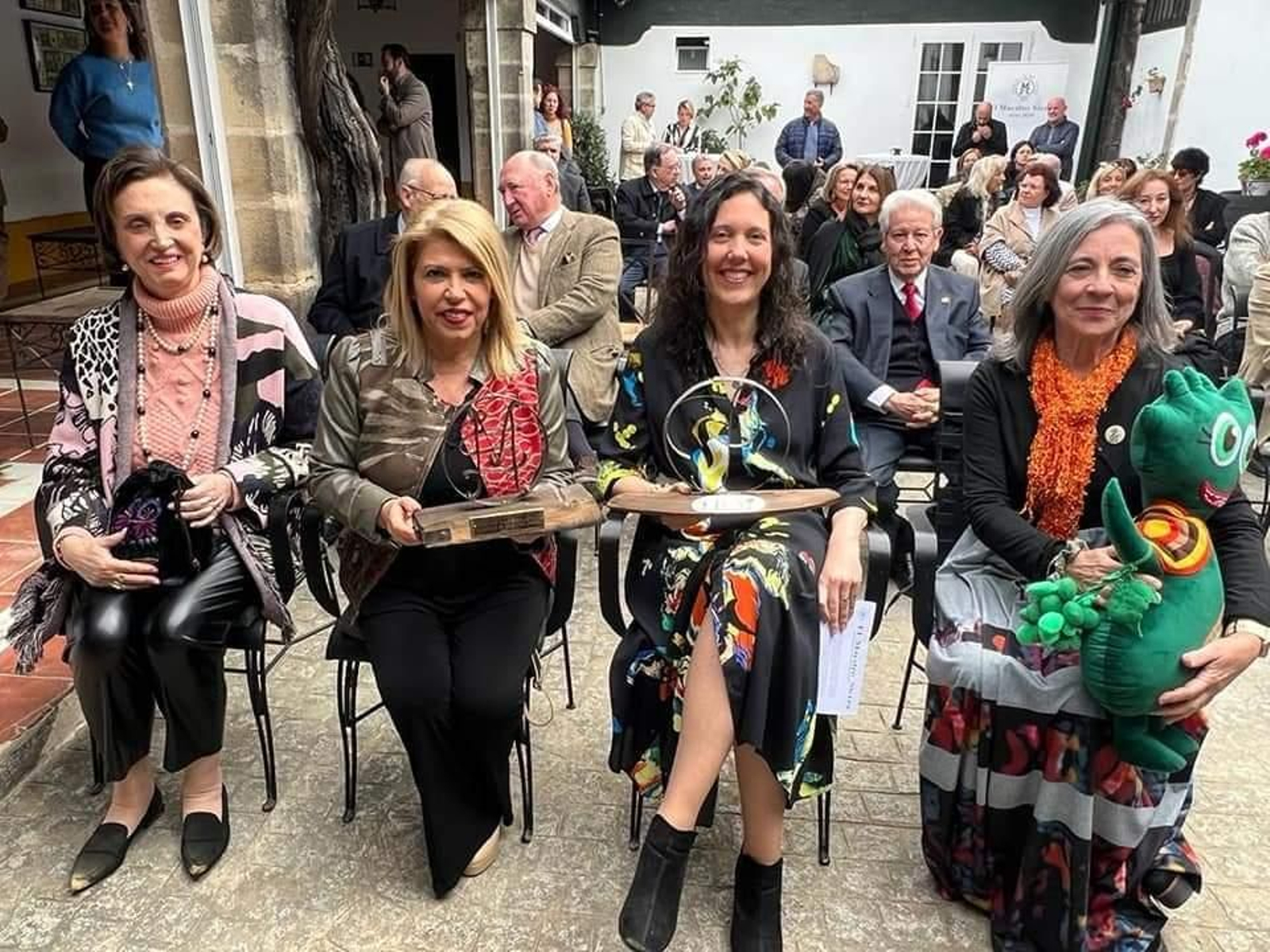 Las premiadas Noelia Herrera, Carmen Granados y la alcaldesa de Jerez que recogió el galardón otorgado a Lola Flores.
