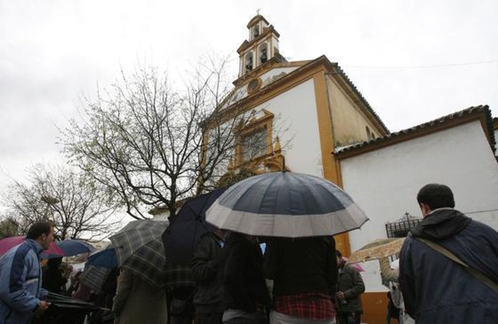 Paraguas en la puerta de la parroquia de San Antonio de Padua. / José Martínez