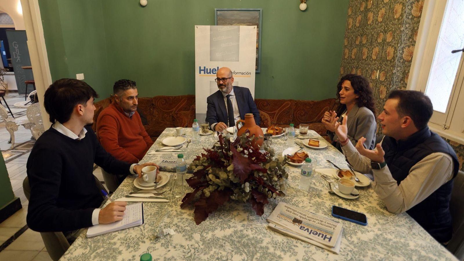 Avanza la Tertulia Cofrade "El Aguaó" en la mesa de los Salones Gilda Avanza la Tertulia Cofrade "El Aguaó" en la mesa de los Salones Gilda