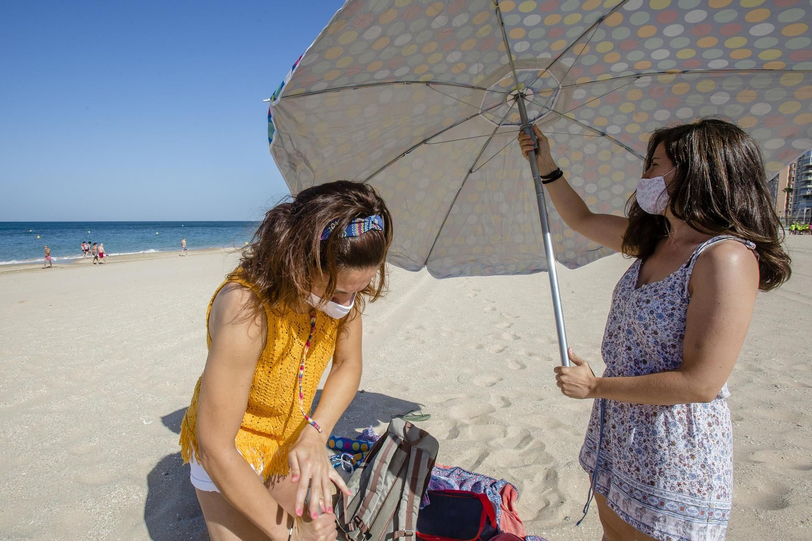 Primer día de la orden de mascarilas obligatorias en la Bahía de Cádiz