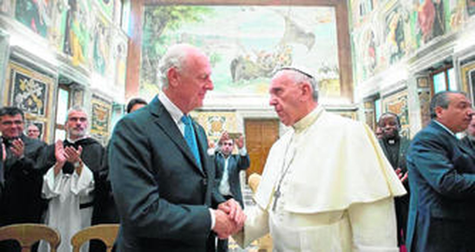 El enviado especial de la ONU para Siria, Staffan de Mistura, saluda ayer al Papa durante una reunión sobre las operaciones en Siria e Iraq en el Vaticano.