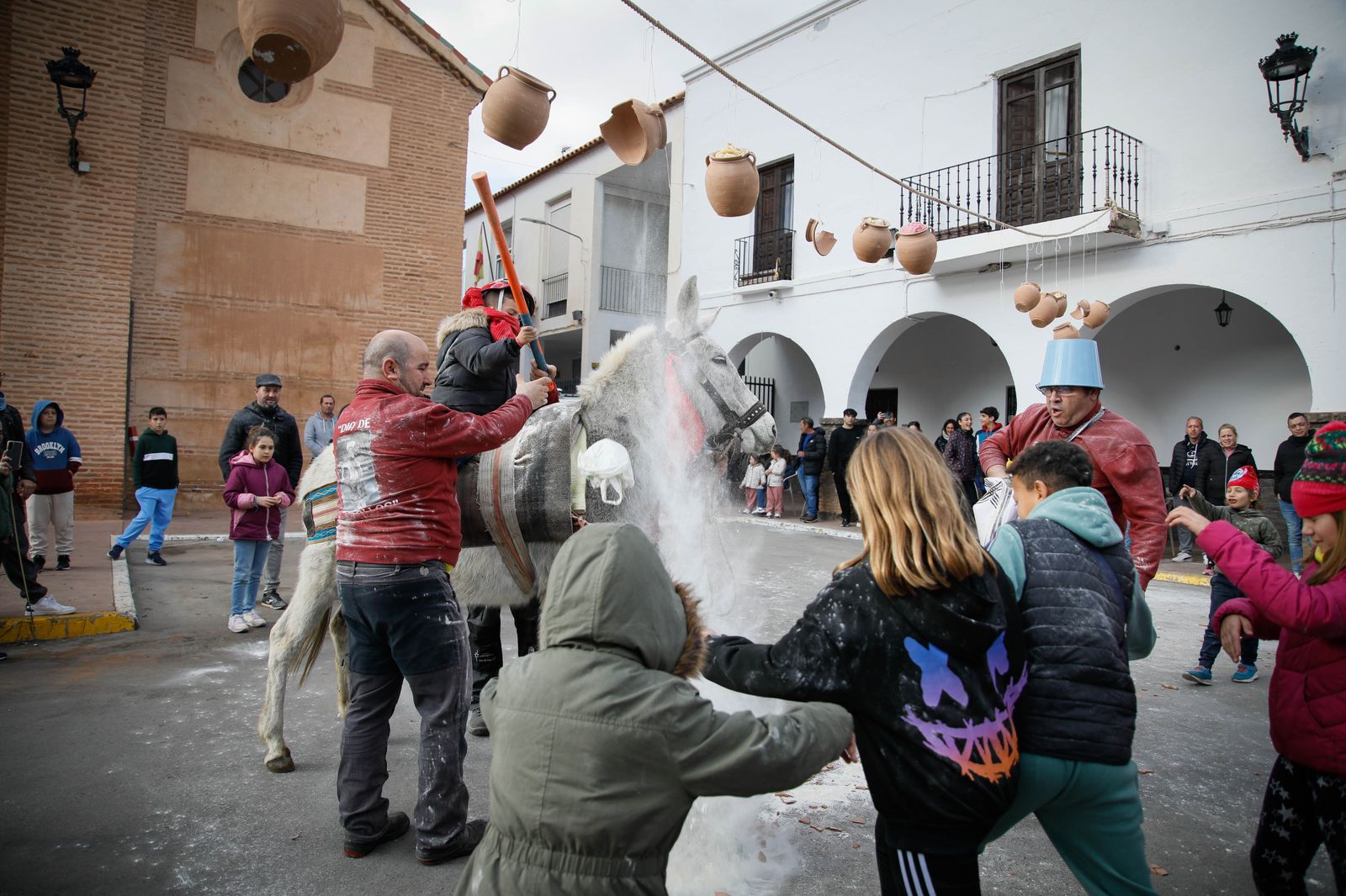 Las mejores imágenes del cierre de fiestas en Fiñana con "Las Ollas"