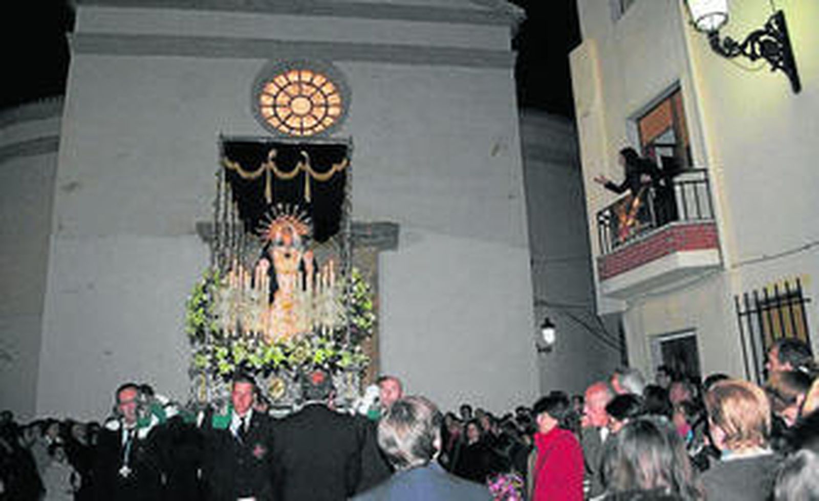 El paso de la Virgen de Los Dolores a su salida del templo.