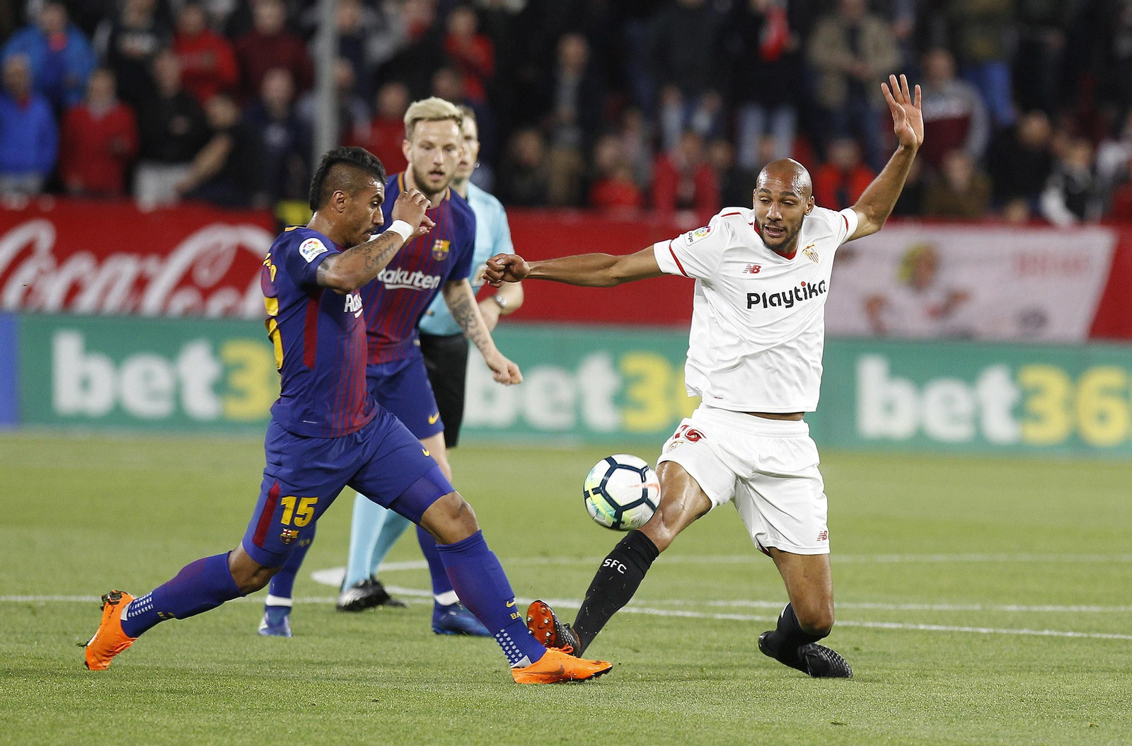 N'Zonzi entra a Paulinho.