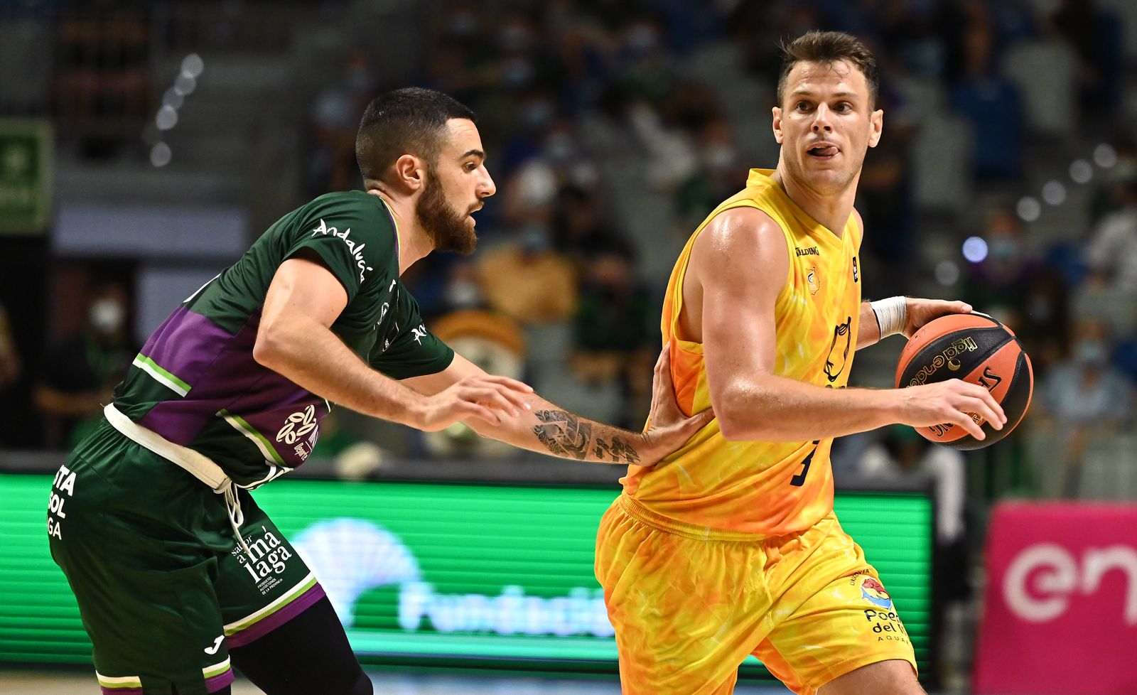 Francis Alonso defiende a Kramer.