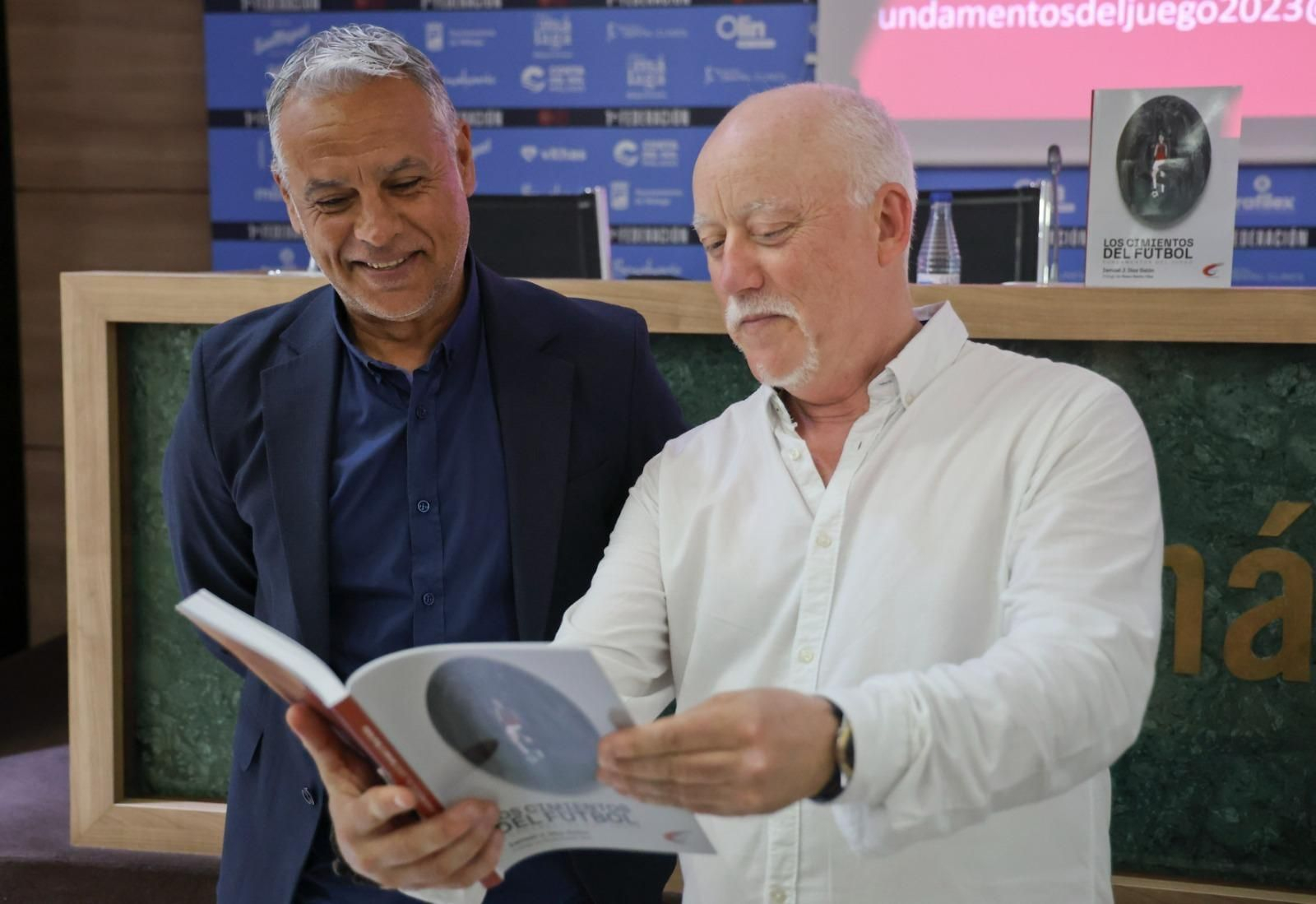 La plana mayor del Málaga CF, en la presentación del libro de Ismael Díaz