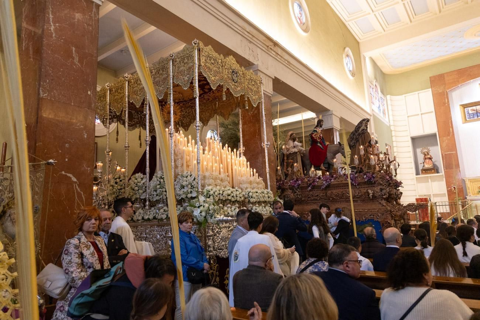 Los jiennenses se echan a la calle para presenciar la primera de las procesiones de la jornada: la Borriquilla (I)
