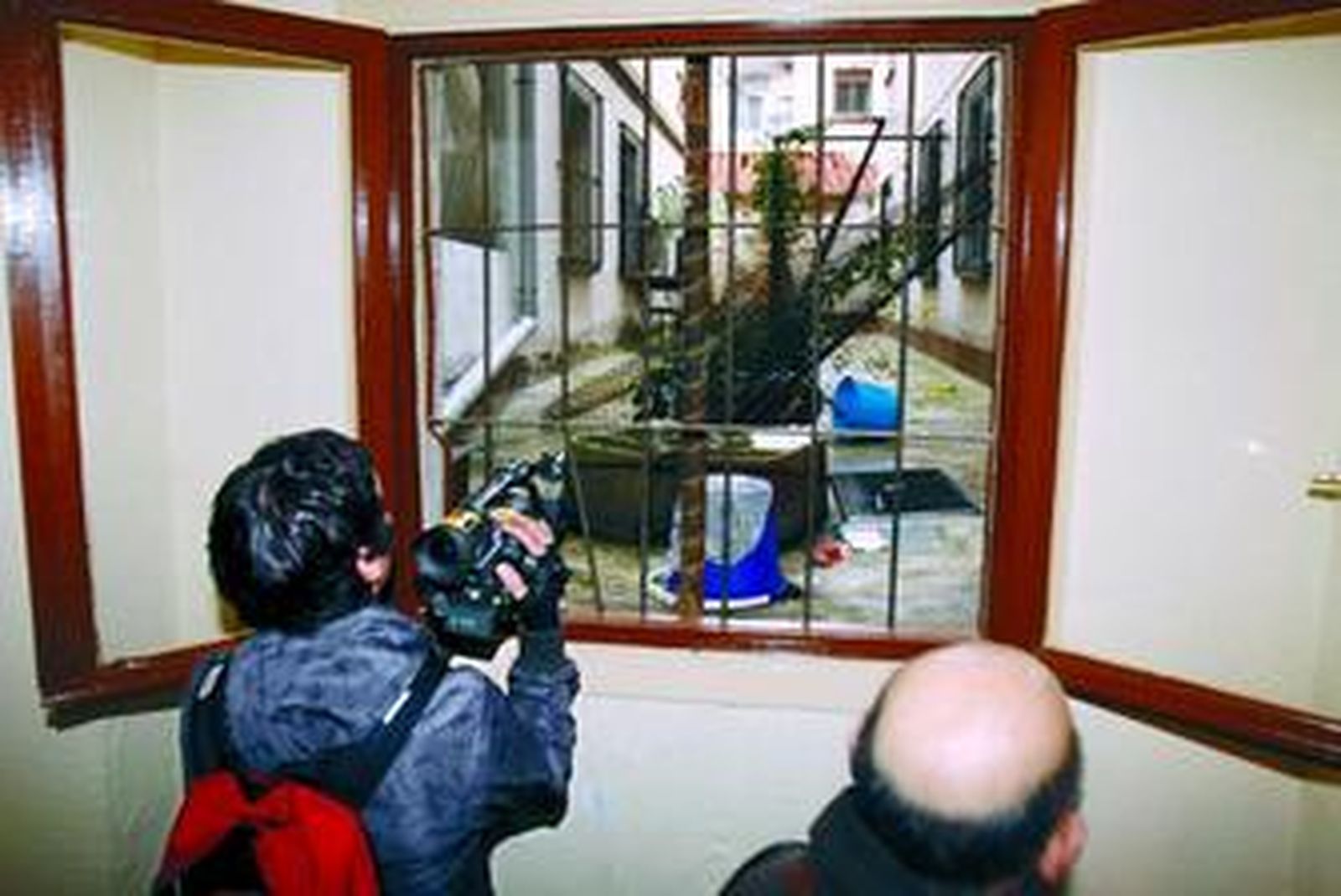 Patio donde cayó el presunto agresor tras lanzarse por la ventana.