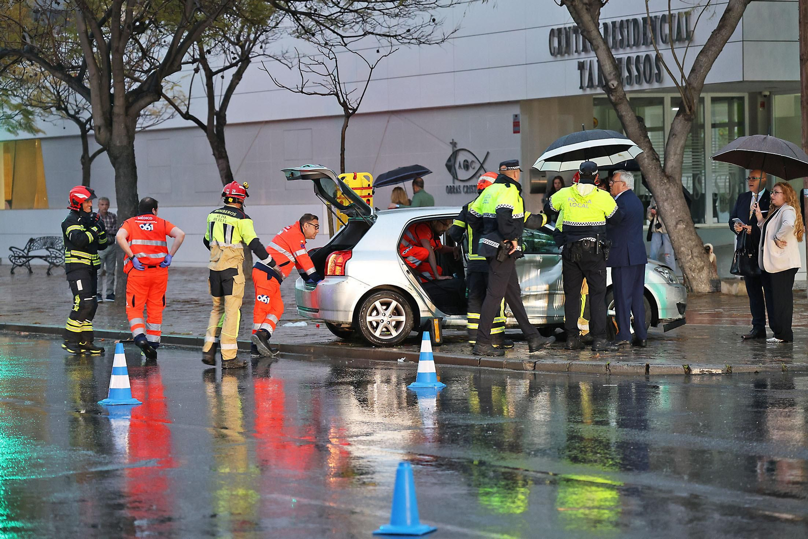 Las espectaculares imágenes del rescate de una persona en un accidente de tráfico en Huelva