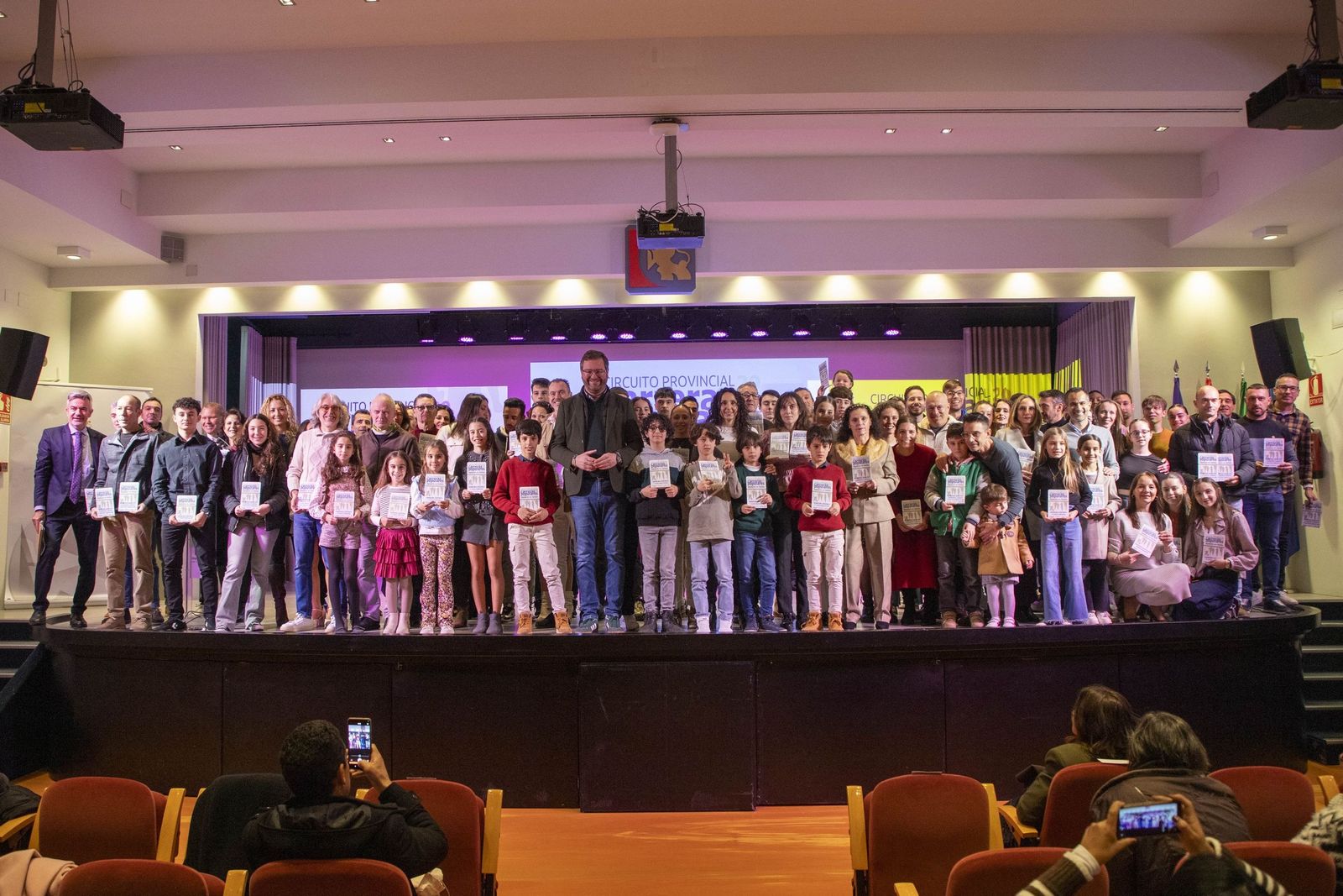 Las autoridades, organizadores y deportistas posan en la entrega de premios.