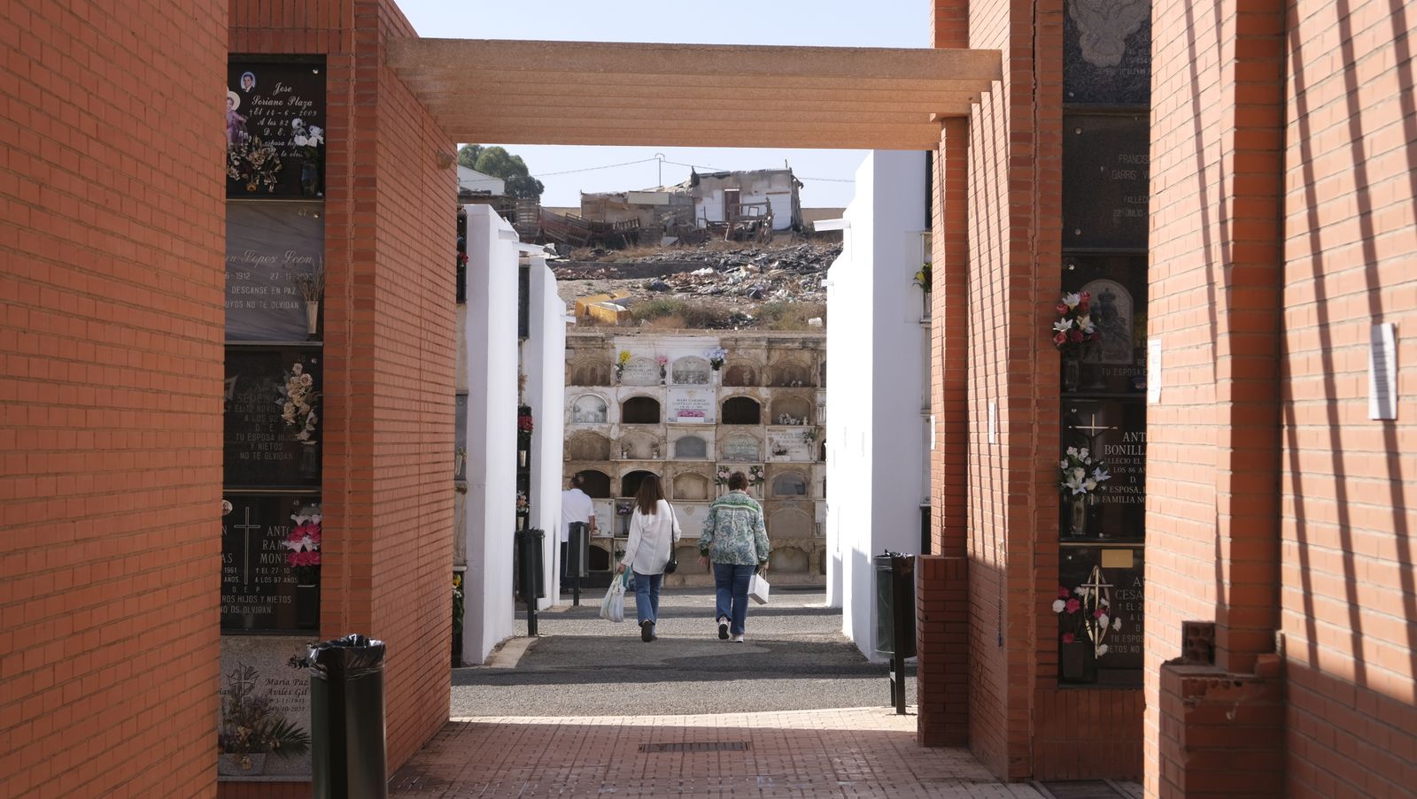 Imágenes del Día de Todos los Santos en el Cementerio de San José de Almería