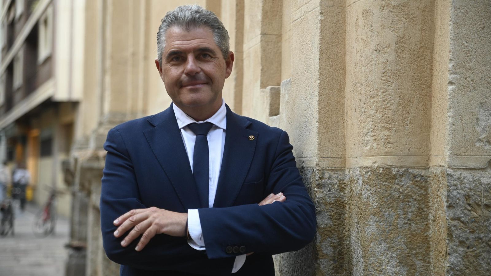 Manuel Murillo posa para 'el Día' ante la fachada de San Hipólito.