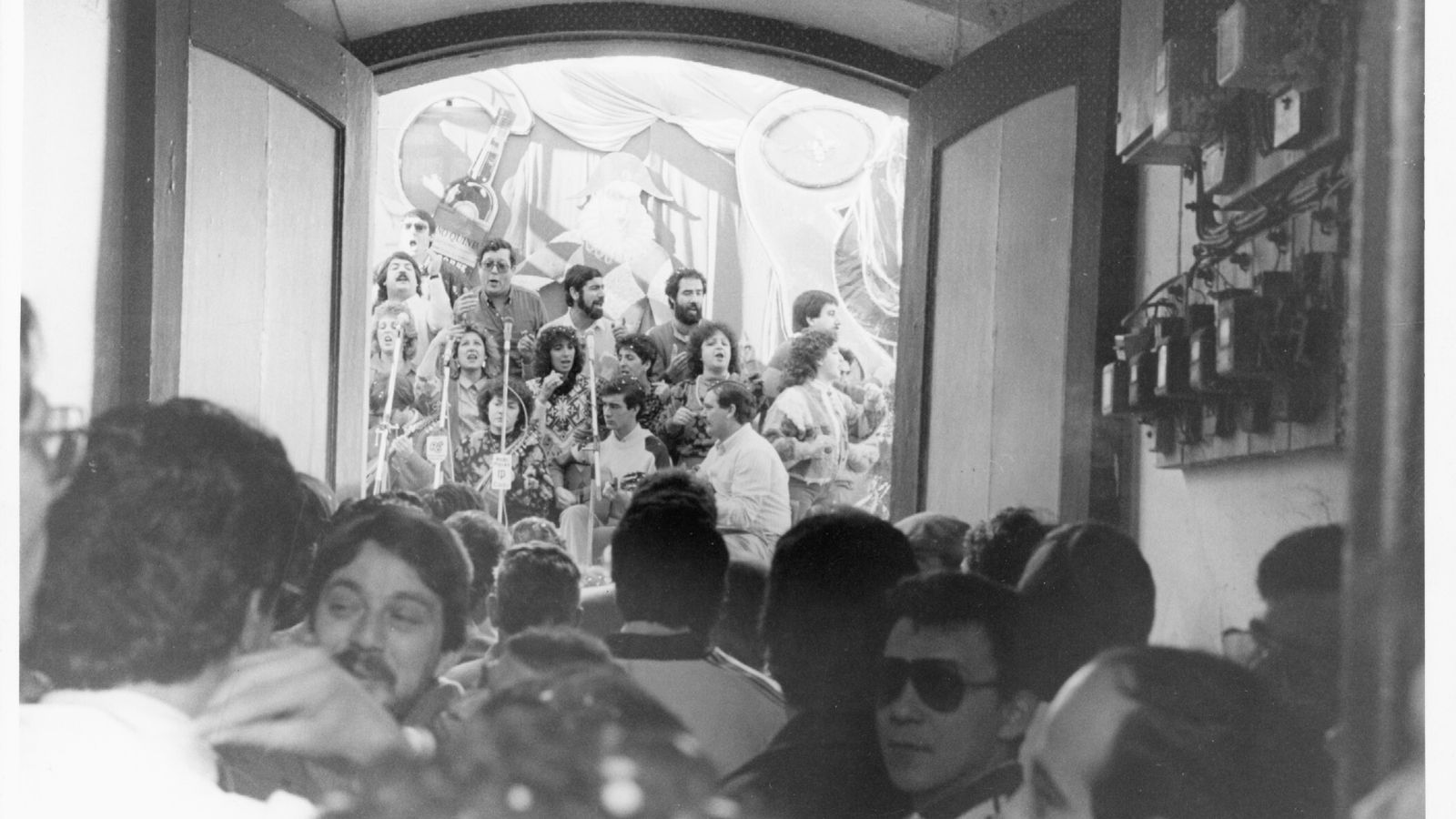 El coro mixto de Adela del Moral canta en la Erizada de La Viña.