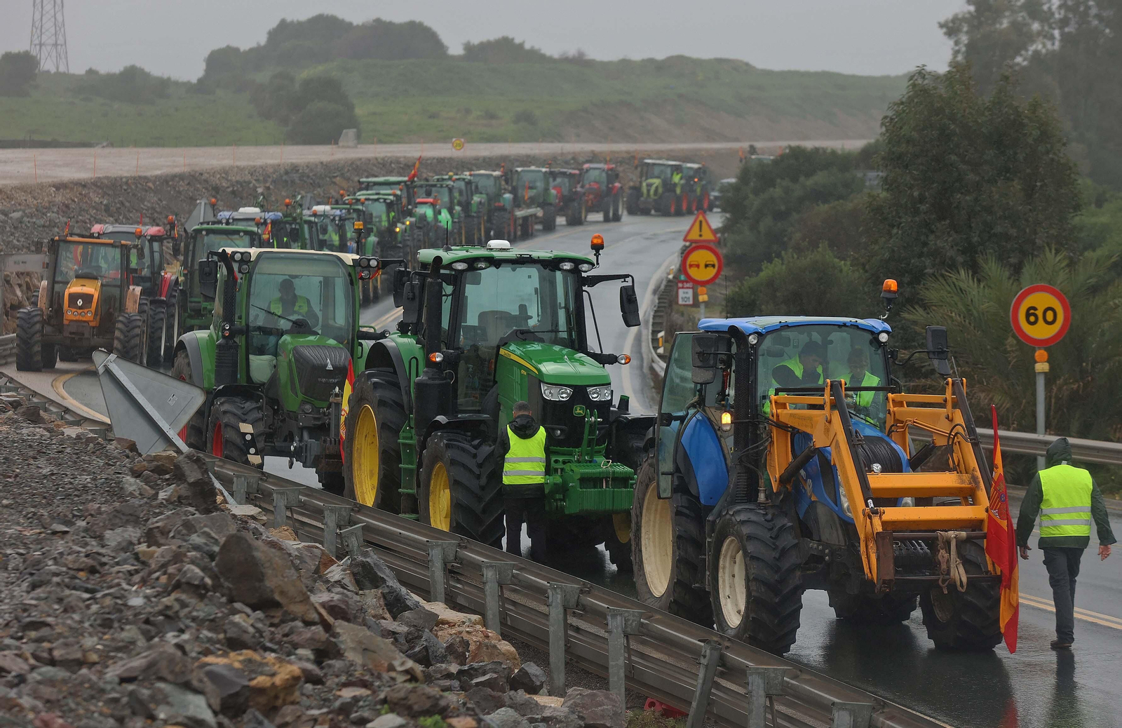 El corte del acceso sur de Algeciras por los tractoristas de Cádiz, en imágenes