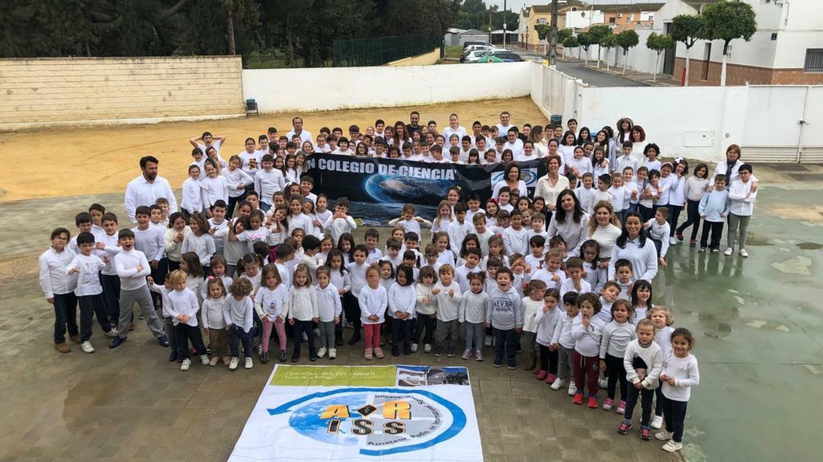 Alumnos y docentes del Colegio Público Nuestra Señora del Carmen, de Torre de la Reina.