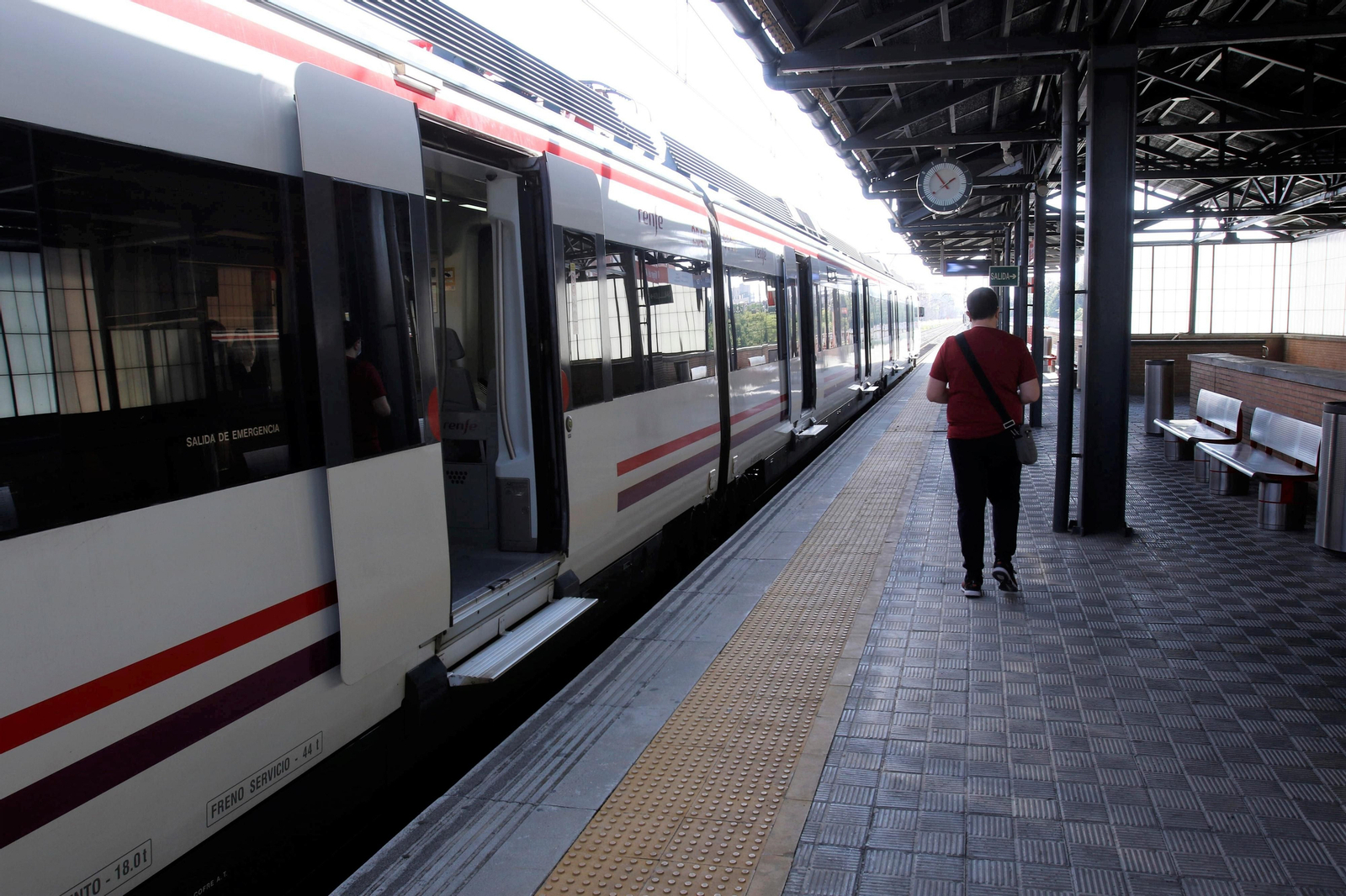Un tren parado en el apeadero de Sevilla del Virgen del Rocío.