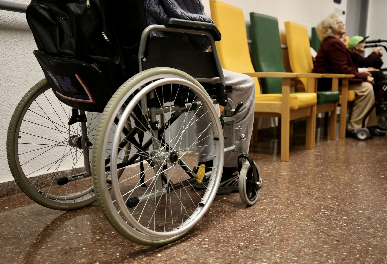 Varias personas esperan en un centro de atención a dependientes.