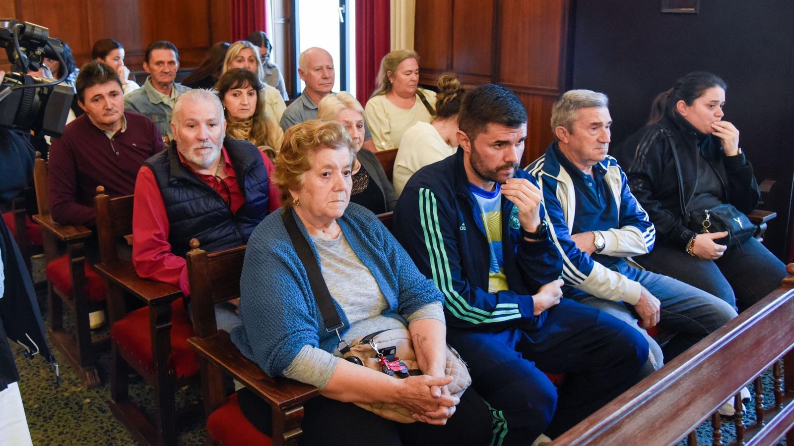 Los padres del Suizo, uno de sus hermanos y su hermana, sentados en primera fila en la sala de la Audiencia de Sevilla.