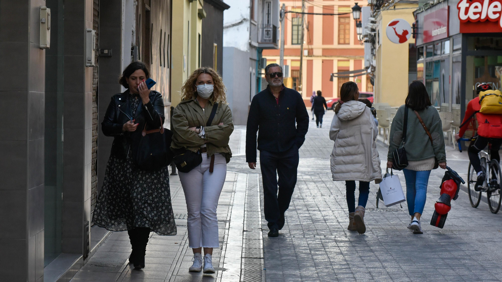Varias personas caminan por el centro de La Línea. Varias personas caminan por el centro de La Línea.