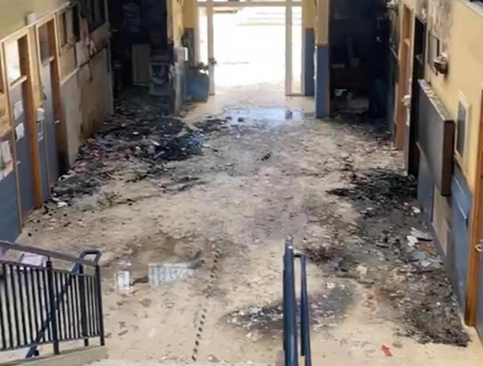 Estado del IES Mediterraneo de Garrucha tras el incendio.