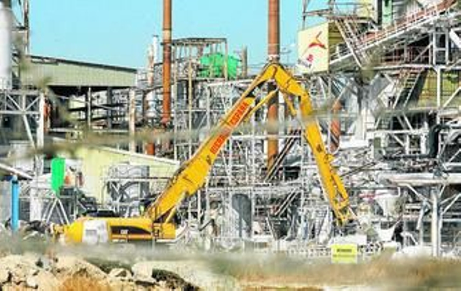 Una máquina de la empresa Antonio España e Hijos realiza los trabajos de achatarramiento. Una máquina de la empresa Antonio España e Hijos realiza los trabajos de achatarramiento.