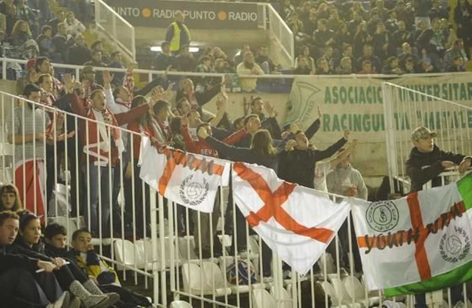 El Sevilla pierde un punto en el descuento frente al Racing (3-2). / Félix Ordóñez