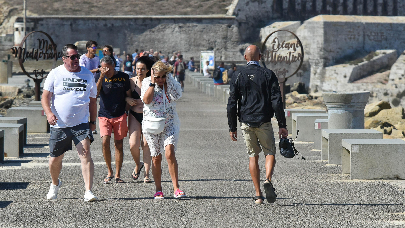 Un día de levante fuerte en Tarifa, en imágenes