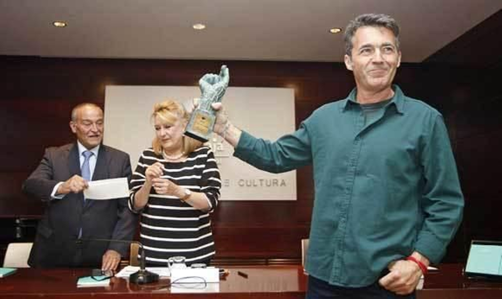 El pintor, escritor y catedrático valenciano, al recoger el galardón ayer en el CUC. /Joaquín Pino