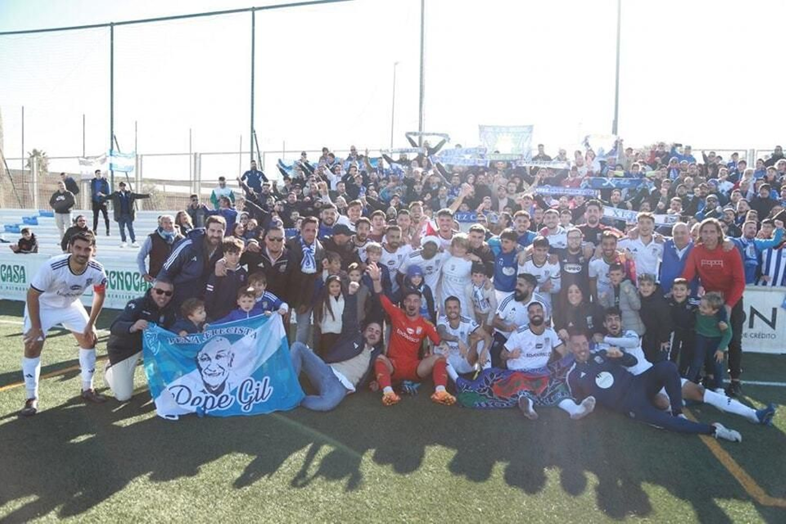 Los jugadores del Xerez CD, cuerpo técnico y directivos celebran con la afición el triunfo ante el Gerena.