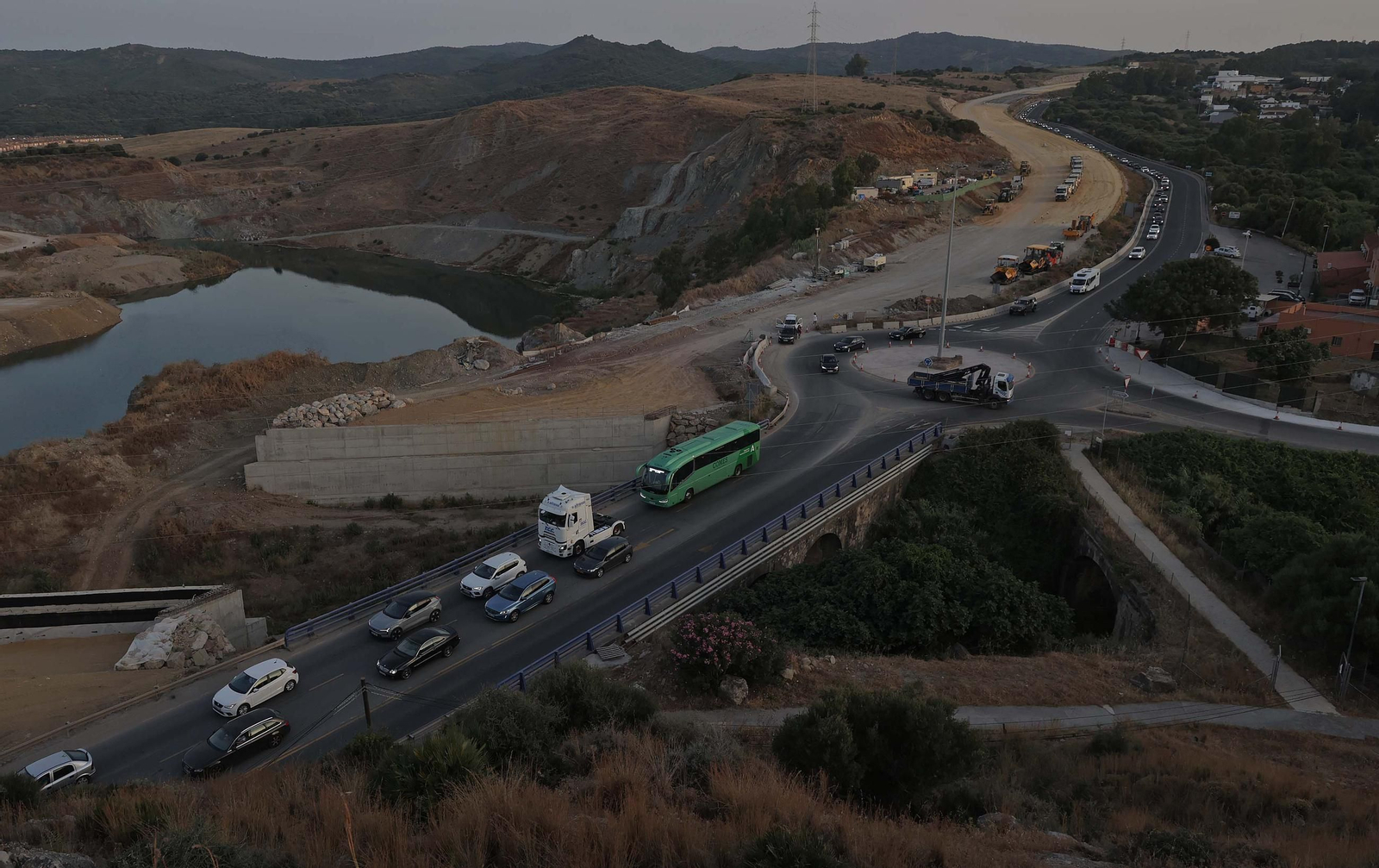 Fotos del colapso de tráfico en la N-340 por las obras del Acceso Sur de Algeciras