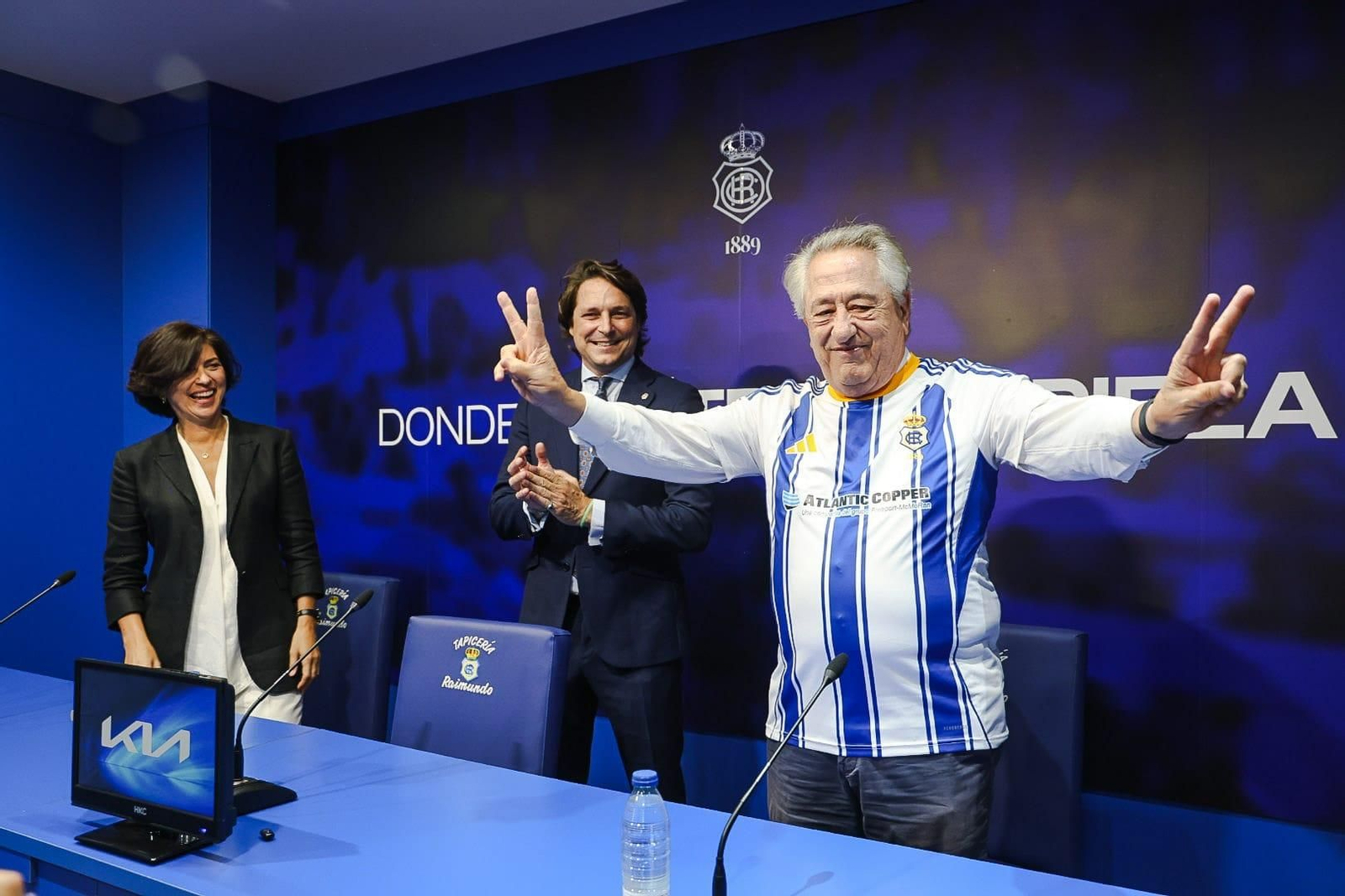Javier Targhetta, Presidente de Atlantic Copper, posa con la camiseta del Recre.